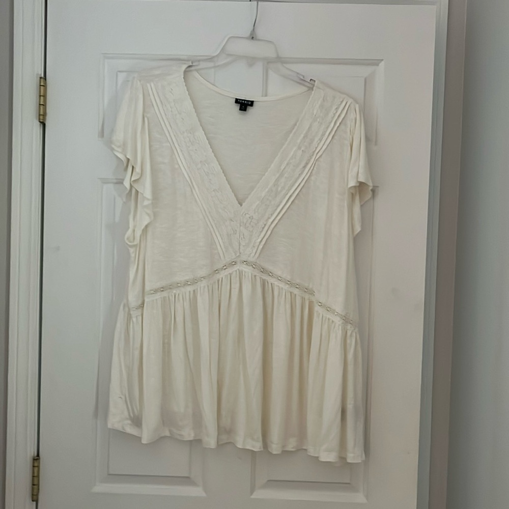 Torrid Cream Short Sleeve Knit Blouse Lace Trim Size 4 (26/28) NWOT